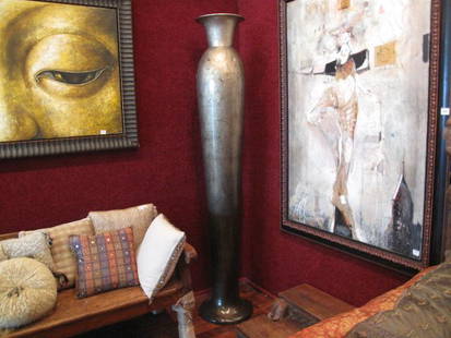 SIGNED VASE: Vase signé Tommy Giovanni Zen, mesurant 84" de haut / Vase signed Tommy Giovanni Zen, measuring 84" high