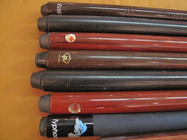 POOL CUE STICK WITH SUPPORTS: 7 queues de billard et 2 supports / 7 pool cue sticks with 2 supports