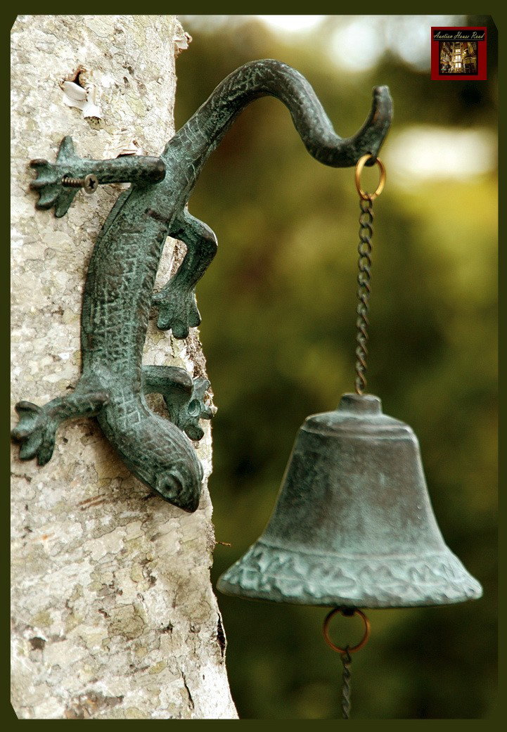 Lizard Garden Bell: Lizard Garden Bell