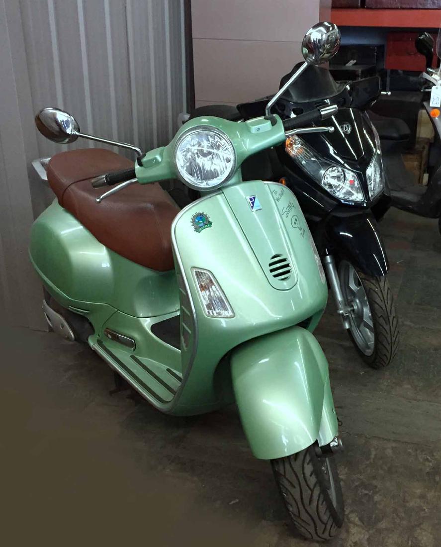 2004 Vespa GT200 Scooter Signed by Shag and Original (1 of 8)