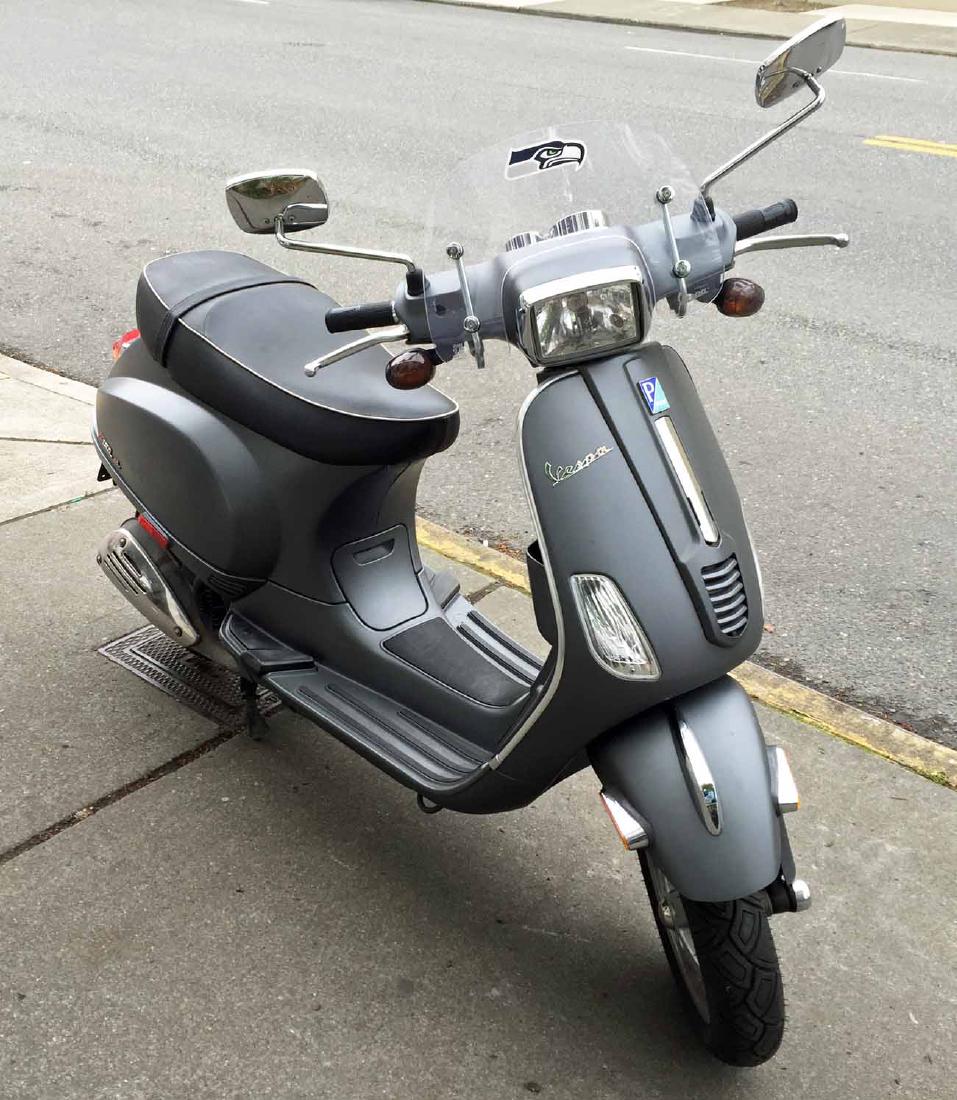 2012 Vespa LXS Scooter (1 of 6)