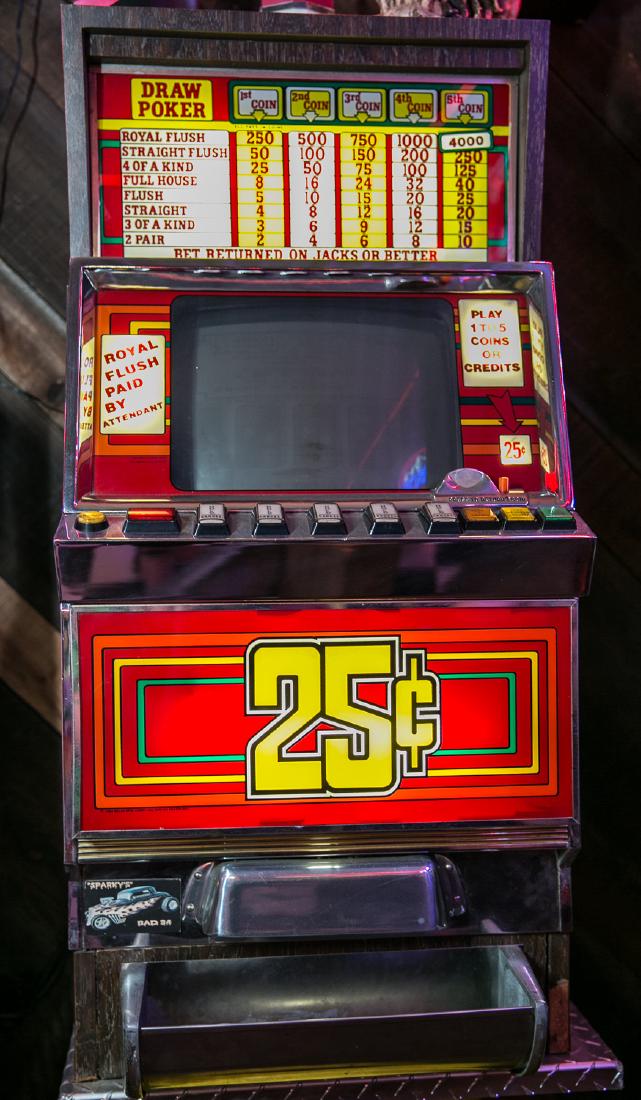 Draw Poker Quarter Slot Machine (1 of 3)