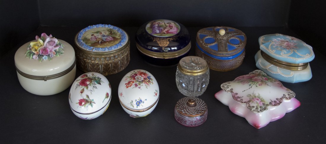 Collection of Lidded Boxes.: (Lot) Including: ceramic, porcelain, glass and etc; the smallest piece measures 1.5" tall by 2.5" wide, the largest piece measures 4.75" tall by 4.75" wide. Shipping: USPS or Fedex. $50.00. We will sh