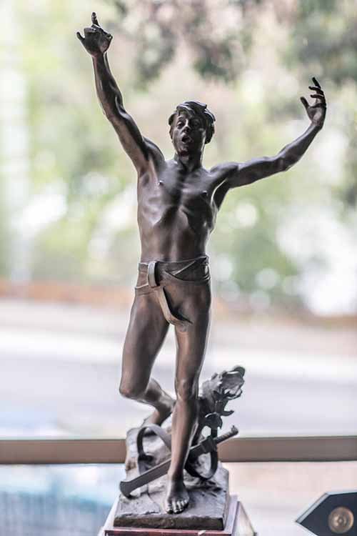 Georges Bareau "Vox Pacis 1894" Patinaed Spelter Bronze: (1) Bareau, Georges (b. 1636 - d. 1931)). 32 5/8"h. Spelter bronze with brass plaque: Vox Pacis (Le Cri De La Paix) Par Barean (Beaux Arts 1894). Without laurel wreath. Mounted on red marble base.