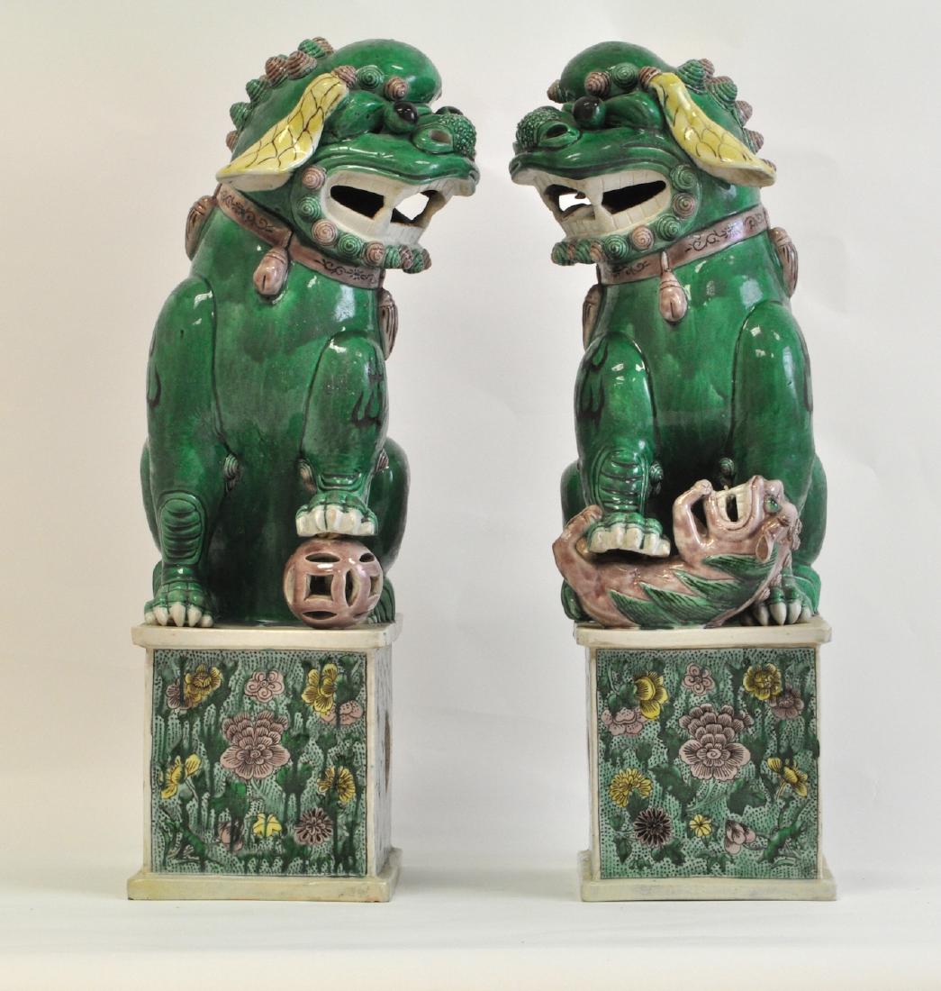 Chinese Pair of Large Famille Verte Foo Dogs (1 of 5)