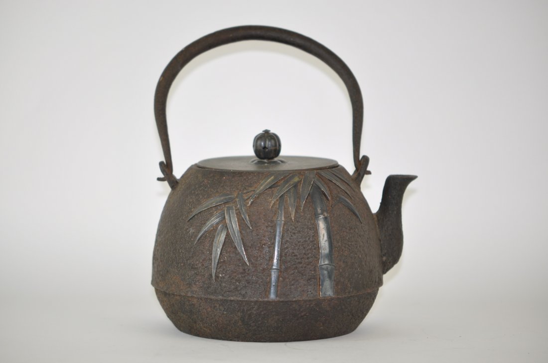 Japanese Tea Pot: 7.15" (18cm) for the widest part. Good condition, rusty inside. 19th. C.