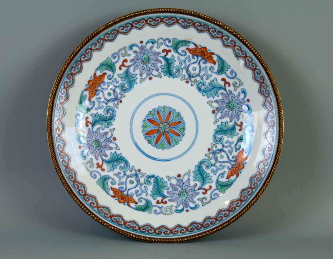 Chinese Large Dou Cai Plate: 大斗彩鑲邊盤子。19th. C.. 10.75" (27.5cm) across. Good condition.