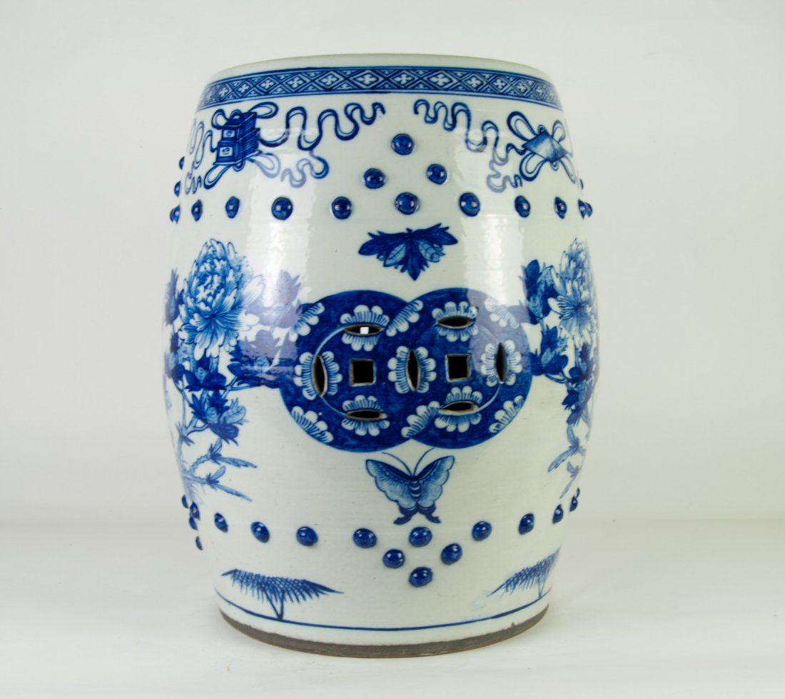 Chinese Large Blue-white Garden Stool: 19th. C. . 18" (46cm) tall. Good condition. 全品相。