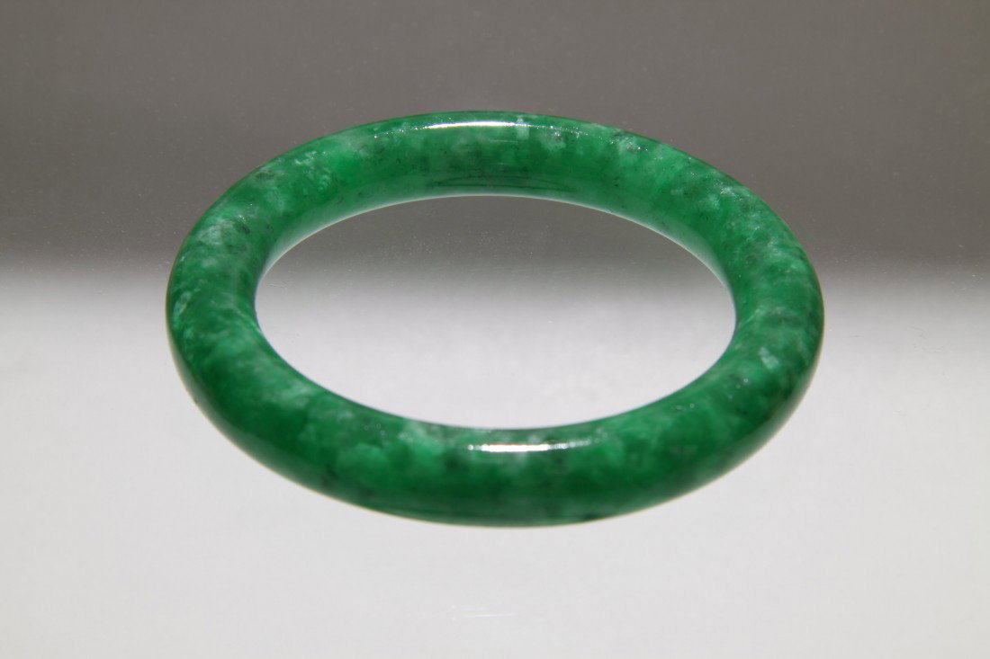 CHINESE JADE BANGLE BRACELET: CHINESE,A VERY FINE JADE BRACELET WITH EMERALD INCLUSIONS ,DIA.2.5".