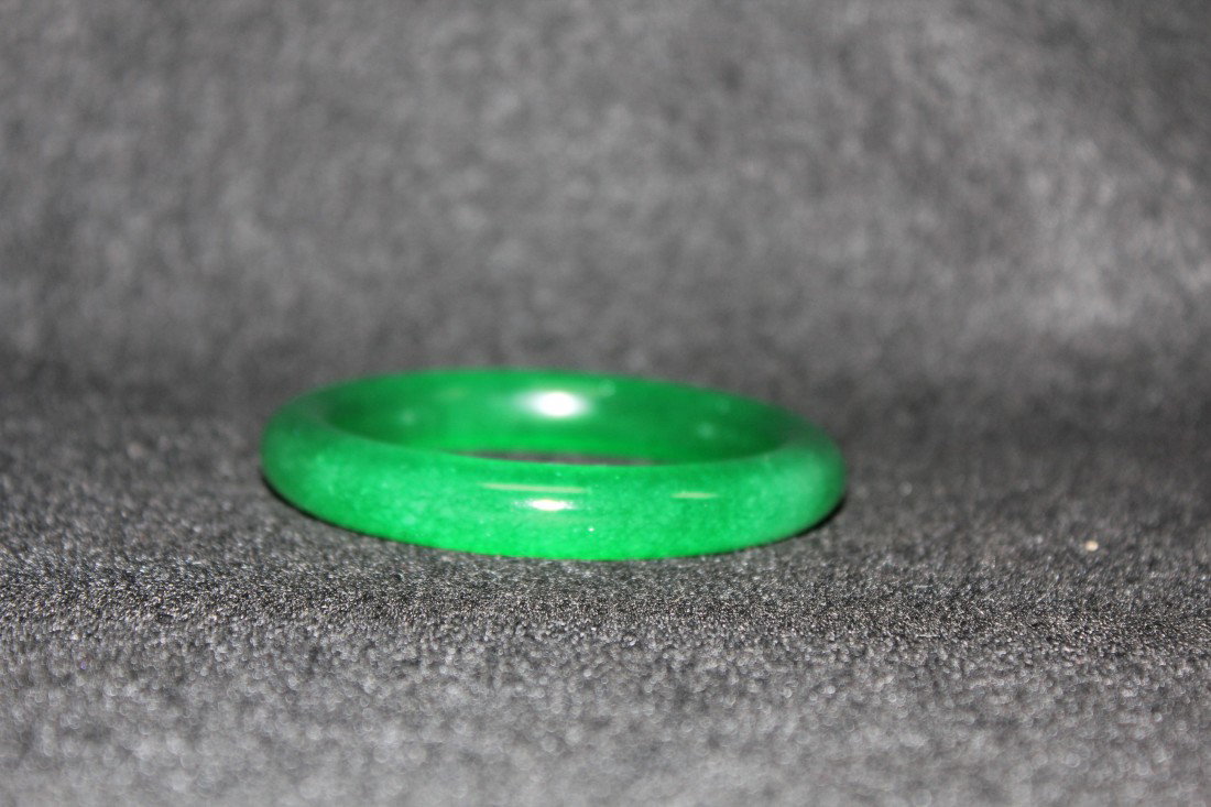 CHINESE JADEITE BANGLE BRACELET: CHINESE, MONOCHROME GREEN JADE BANGLE BRACELET,DIA.2.2".