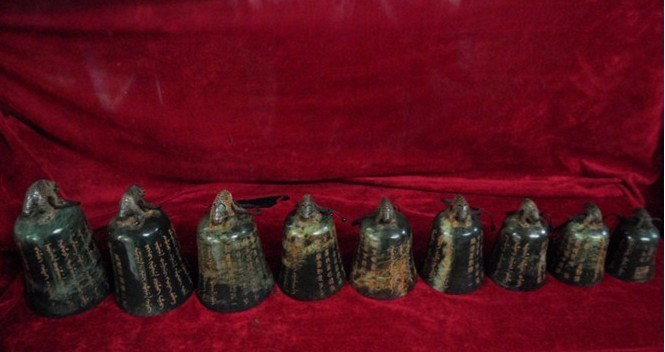 CHINESE COLLECTION OF NINE HETAIN JADE CHIME BEL: VERY FINE CHINESE JADE CHIME NINE SERIAL BELLS STARTED FROM QING DYNASITY,ANCIENT CHINESE MUSICAL INSTRUMENT SAID EARLIST IN THE WESTERN ZHOU DYNASITY DEPICTING CALLIGRAPHY OF CHINESE RELIGION CHANTIN