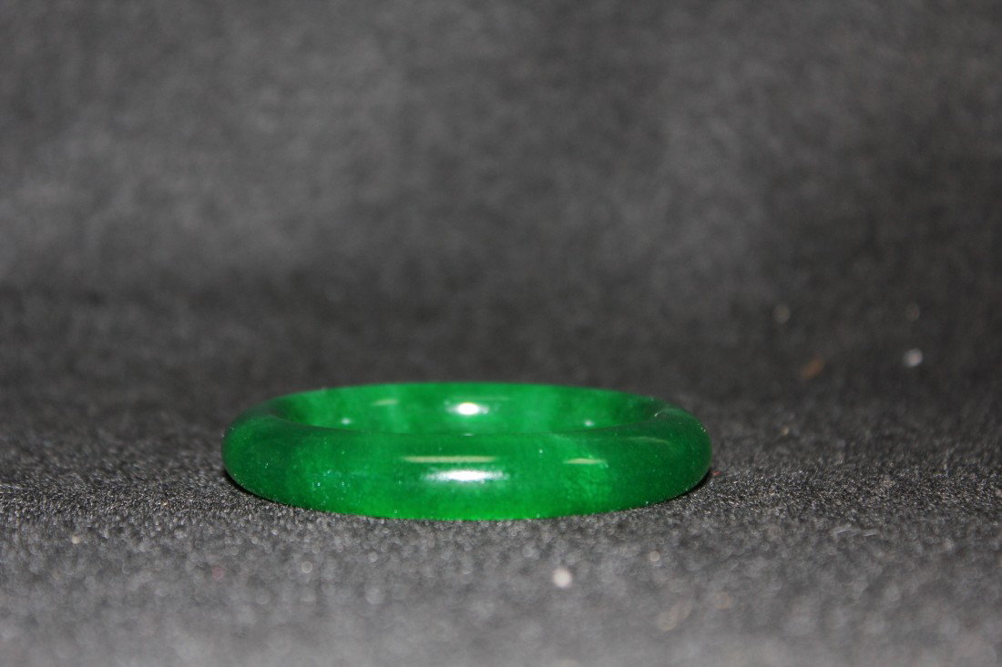 CHINESE JADE BANGLE BRACELET: A MONOCHROME GREEN JADE BANGLE BRACELET, DIA.2.1".