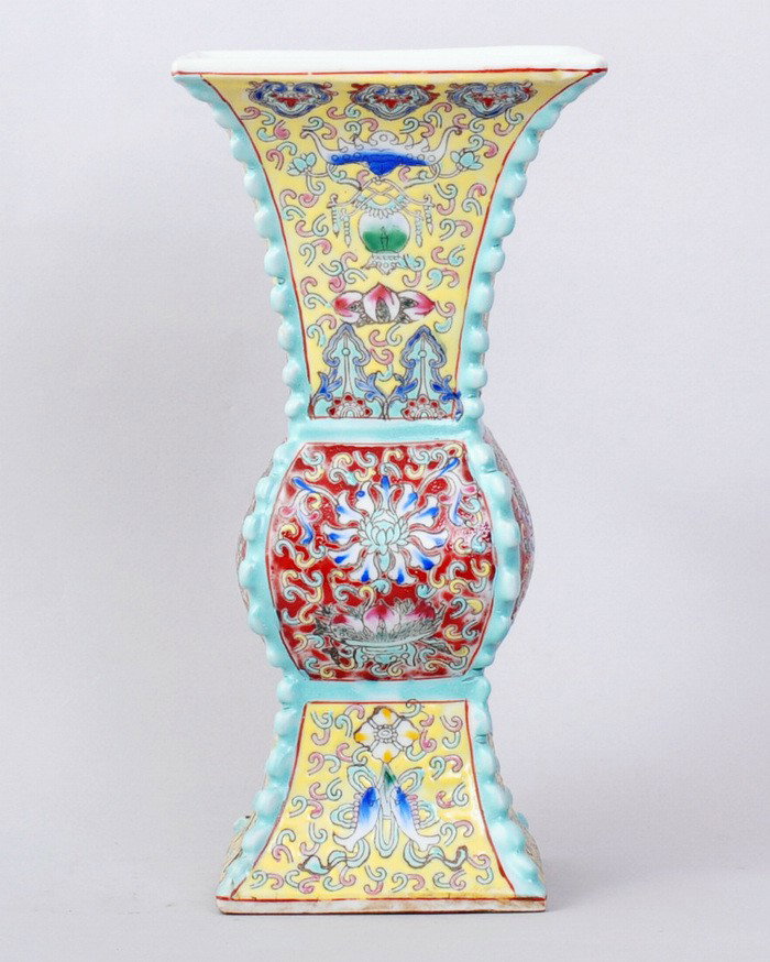 1137: CHINESE QING STYLE PORCELAIN VASE: A FINE CLOISONNE VASE,WITH A LANTERN, PEACHES, BATS AMONG FLOWERS. 10"H,5"W. SIX CHARACTER FOR GREAT QIANLONG PRODUCTION IN UNDERGLAZE BLUE ON BOTTOM.
