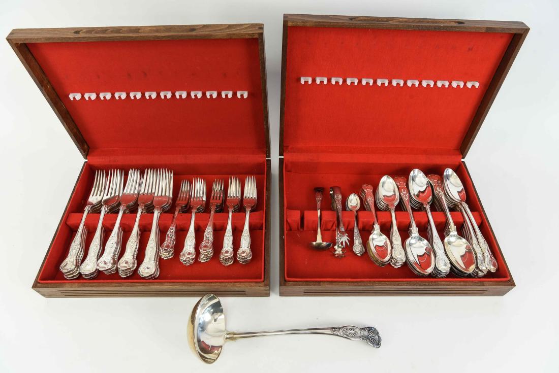 ENGLISH SHELL PATTERN SILVER PLATE FLATWARE SET (1 of 13)