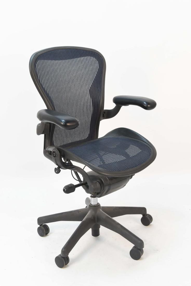 HERMAN MILLER AERON CHAIR BLUE (1 of 9)