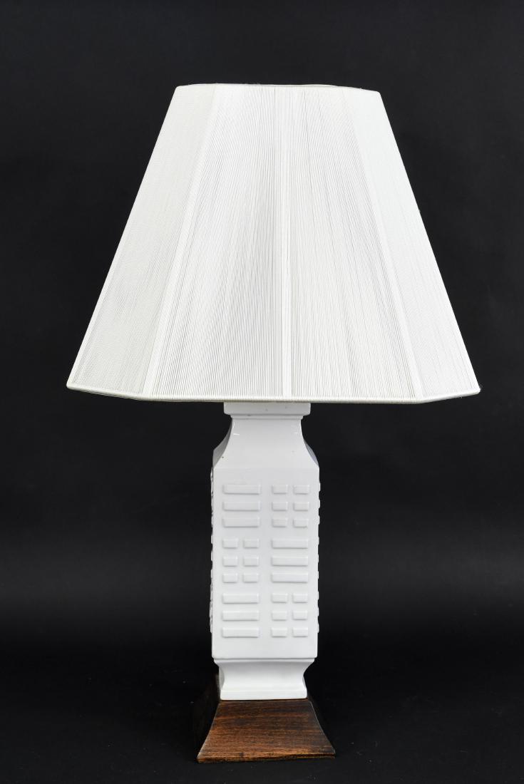 CERAMIC AND WOOD CHINESE KONG FORM CERAMIC LAMP (1 of 10)