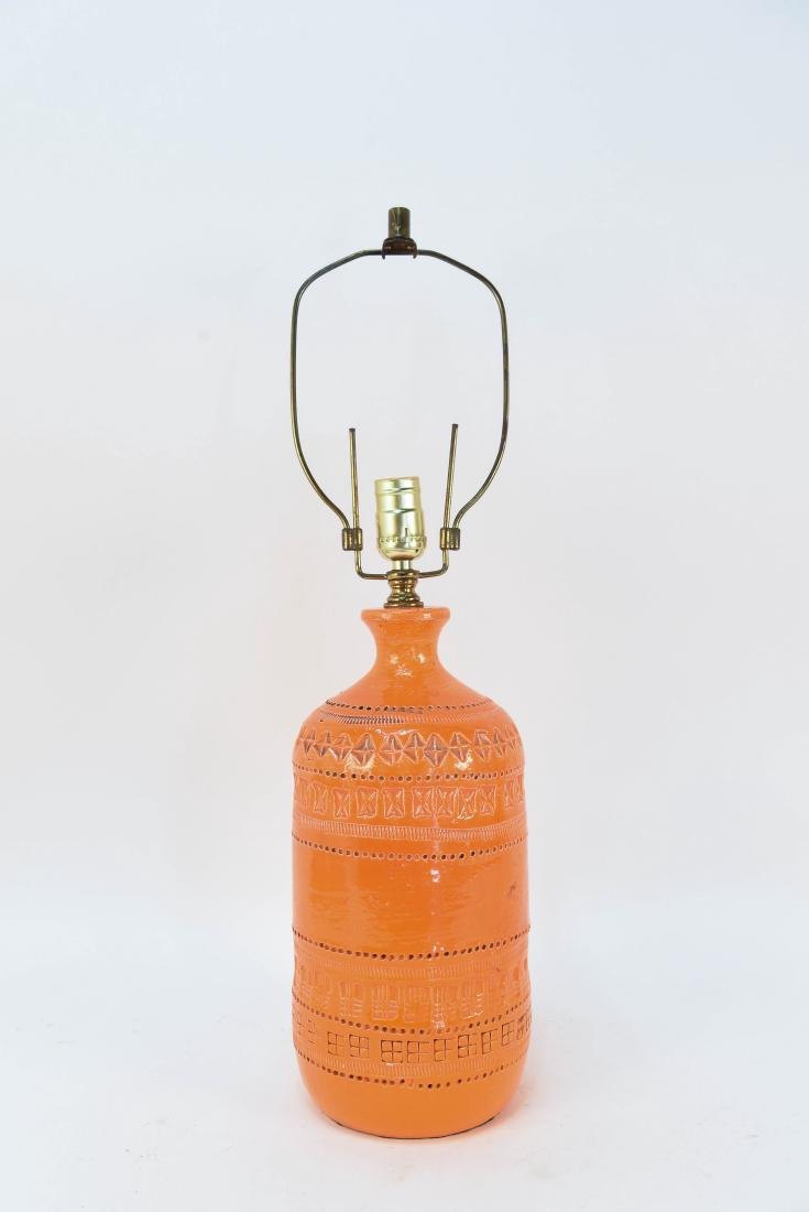 ITALIAN BITOSSI MID-CENTURY ORANGE POTTERY LAMP: K 431/33 Italy marked under. Dimensions: H 25" x Dia. 7" Condition: No issues to note.