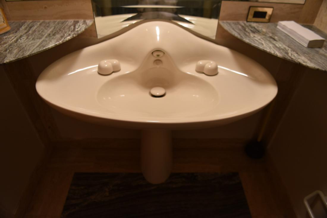 WARREN PLATNER SINK: Dimensions: H 39" x W 39.75" x D 23.75" Condition: In working order. Requires professional removal.