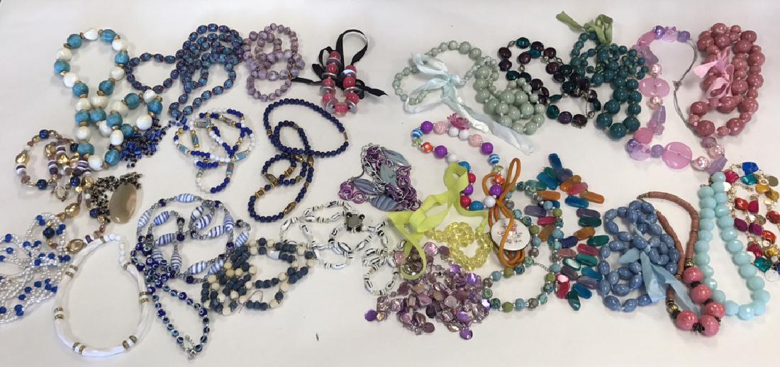 GROUPING OF COSTUME JEWELRY NECKLACES (1 of 9)