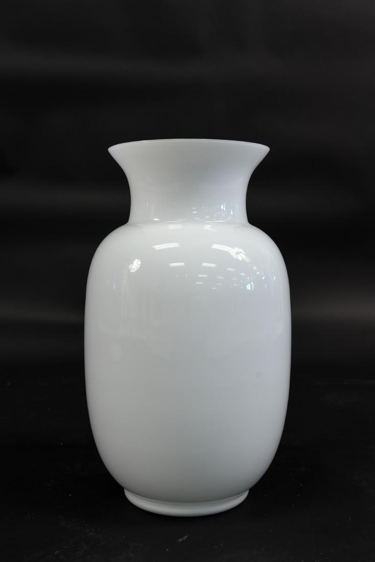 VEART GLASS VASE SIGNED: Signed: Venezia. Dimensions: H 13.75" x D 7.5" Condition: No issues to note.