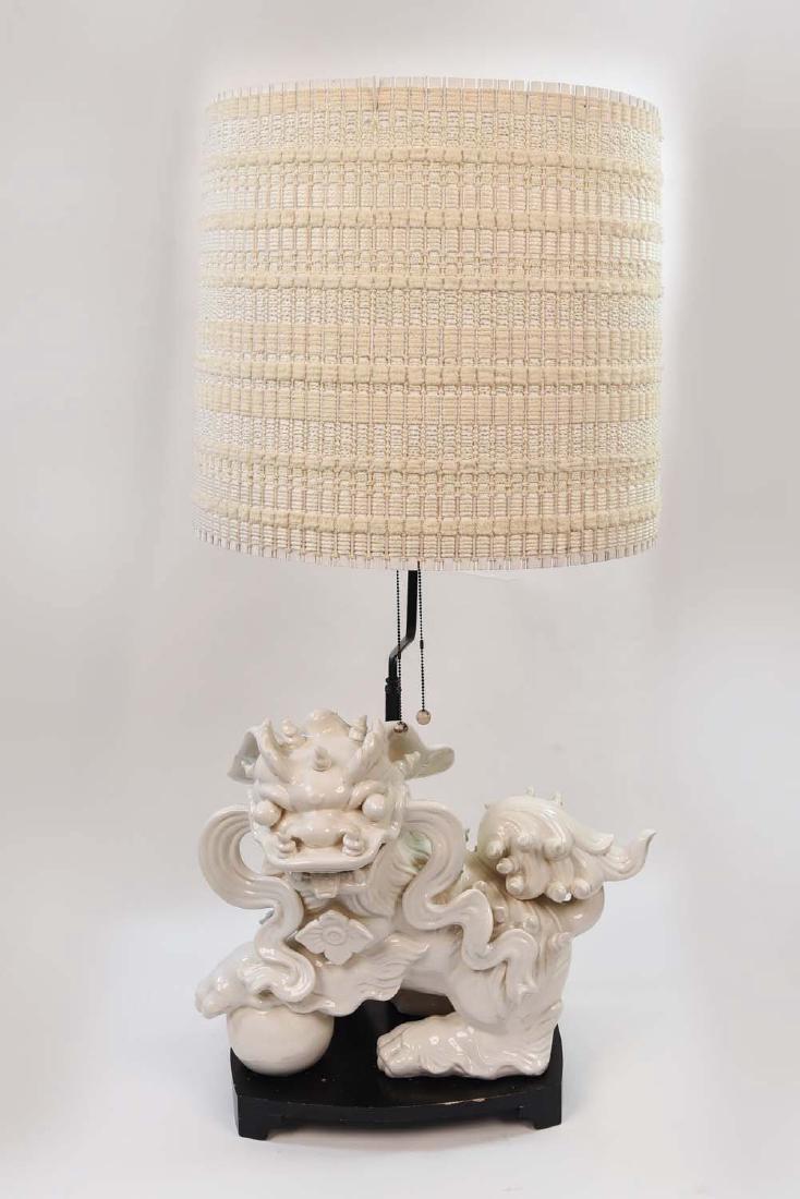 LARGE CERAMIC HOLLYWOOD REGENCY FOO DOG LAMP (1 of 10)