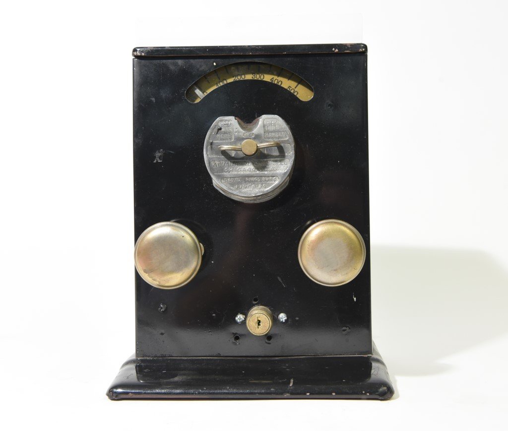 1920'S COIN OPERATED SLOT MACHINE: Marked: "Advance Machine Co. Chicago" Dimensions: H 12.75" x W 9" x D 7" Condition: Some surface scratches. Possible that it has been repainted.