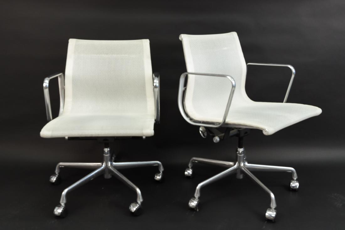 PAIR OF EAMES ALUMINUM GROUP MANAGEMENT ARM CHAIRS (1 of 12)
