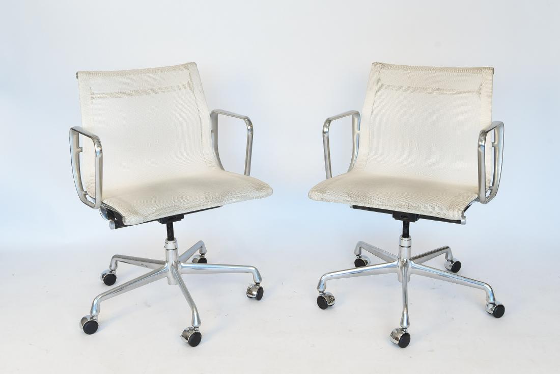 PAIR OF EAMES ALUMINUM GROUP MANAGEMENT ARM CHAIRS (1 of 11)