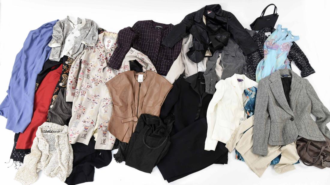 WOMANS CLOTHING GROUPING (1 of 11)