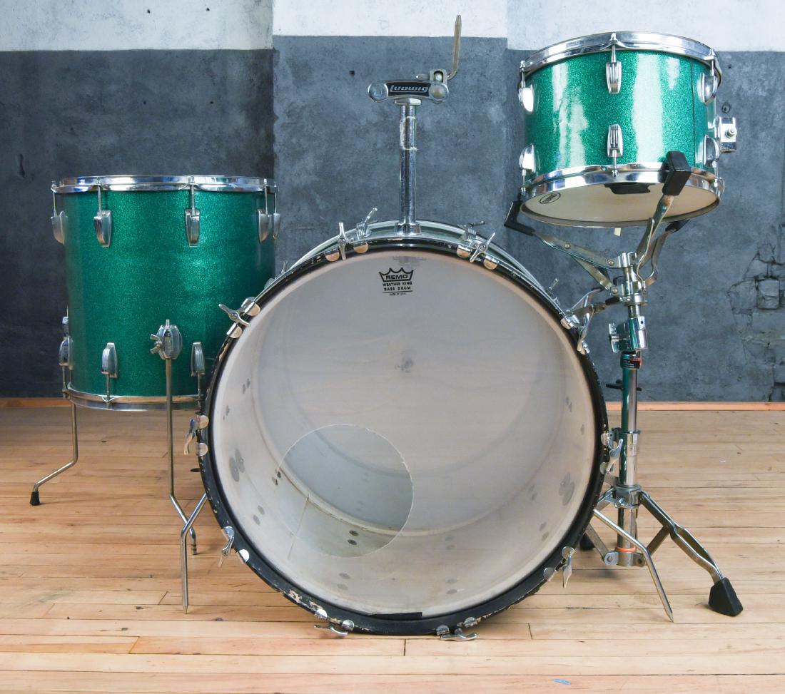 LUDWIG KEYSTONE BADGE GREEN SPARKLE 22/16/12 DRUMS: Matching set of vintage Ludwig drums. Recovered, with tom legs and spurs and whatever additional pieces of random drum hardware are shown in photo. Dimensions: (Largest) H 18.25" x Dia. 21" Condition: