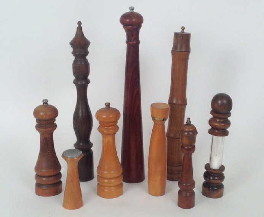 GROUPING OF WOODEN SALT AND PEPPER GRINDERS (1 of 6)