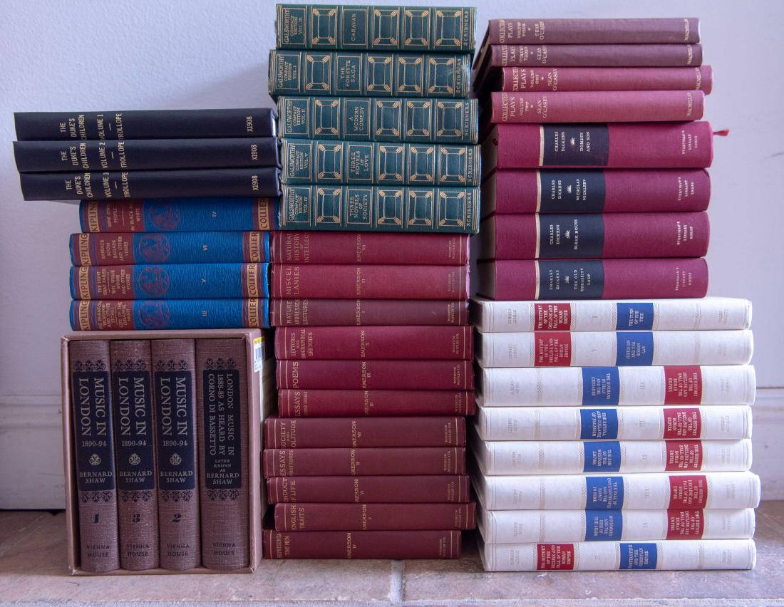 GROUPING OF VINTAGE BOOKS (1 of 8)