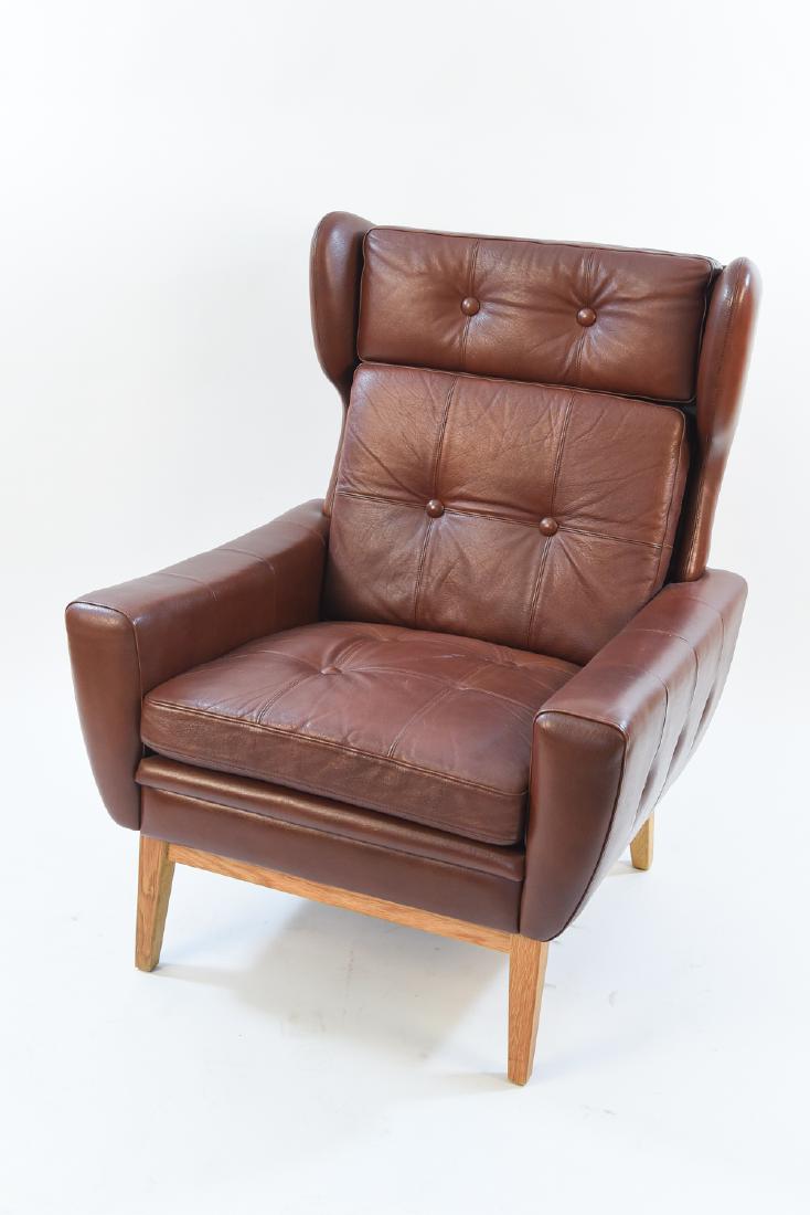 SVEND SKIPPER LEATHER WINGBACK LOUNGE CHAIR: Dimensions: H 39" x W 31" x D 32" x SH 18" Condition: Missing one button on the seat, minor scuffing to the leather on the back, hardly noticeable. WPB019