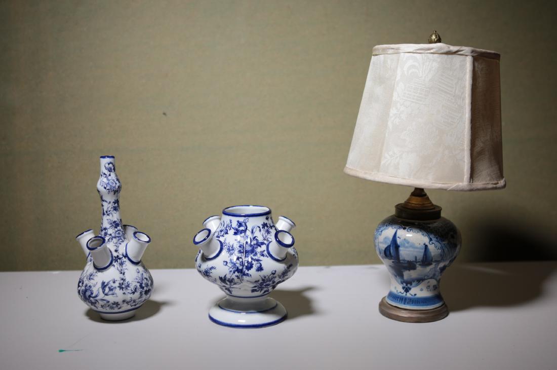 GROUPING INCL. TULIP VASES & DELFT LAMP (1 of 9)