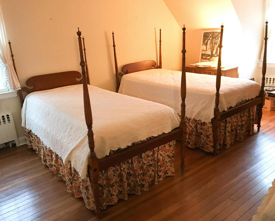 PAIR OF TWIN POSTER BEDS (1 of 7)