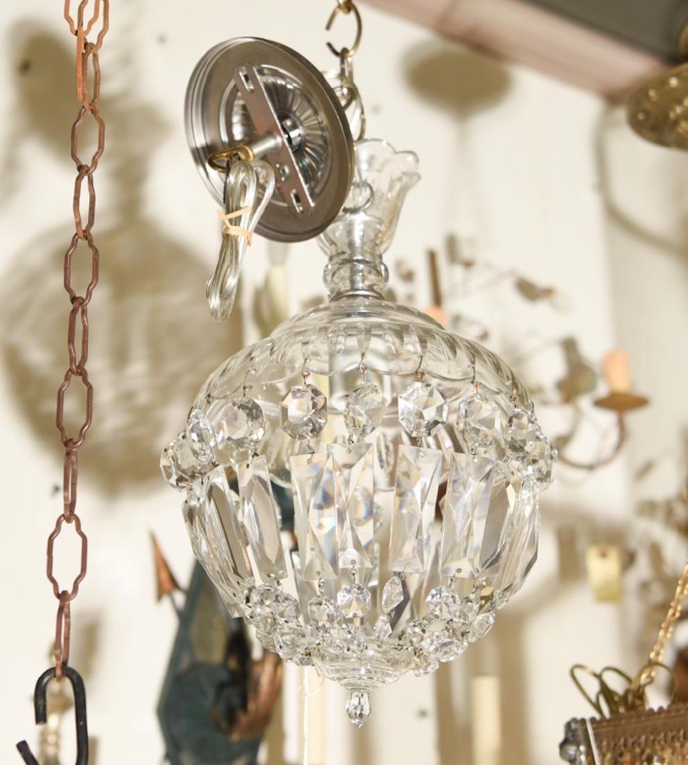 VINTAGE CRYSTAL ONE-LIGHT FIXTURE: Dimensions: H 13" x Dia. 9" Condition: No issues to note.