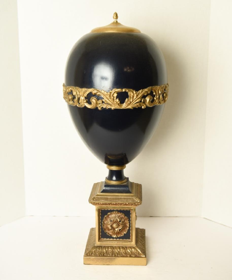 DECORATIVE WOOD & ORMOLU EGG SHAPED URN: Dimensions: H 26" x Dia. 11" Condition: No issues to note.