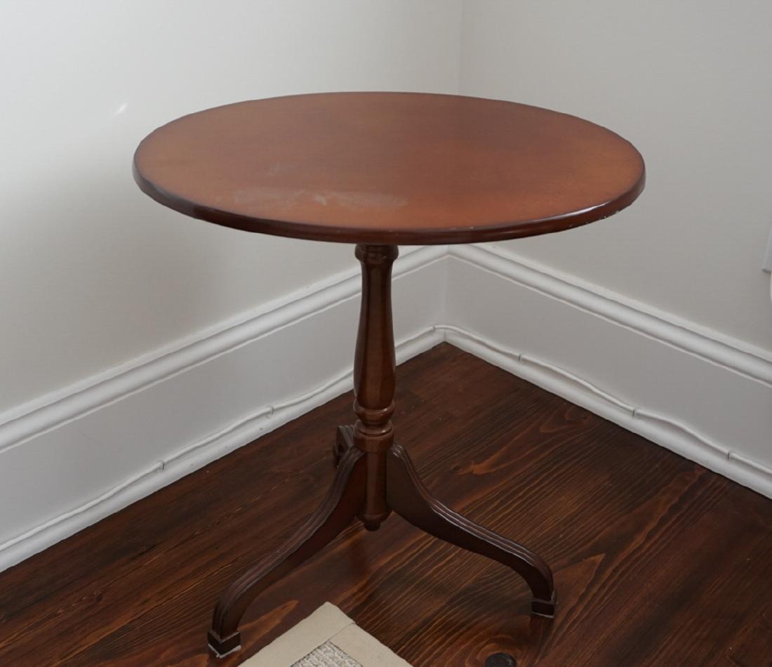 TILT TOP TABLE: Dimensions: H 21" x W 19" x D 15" Condition: Scratches on top.