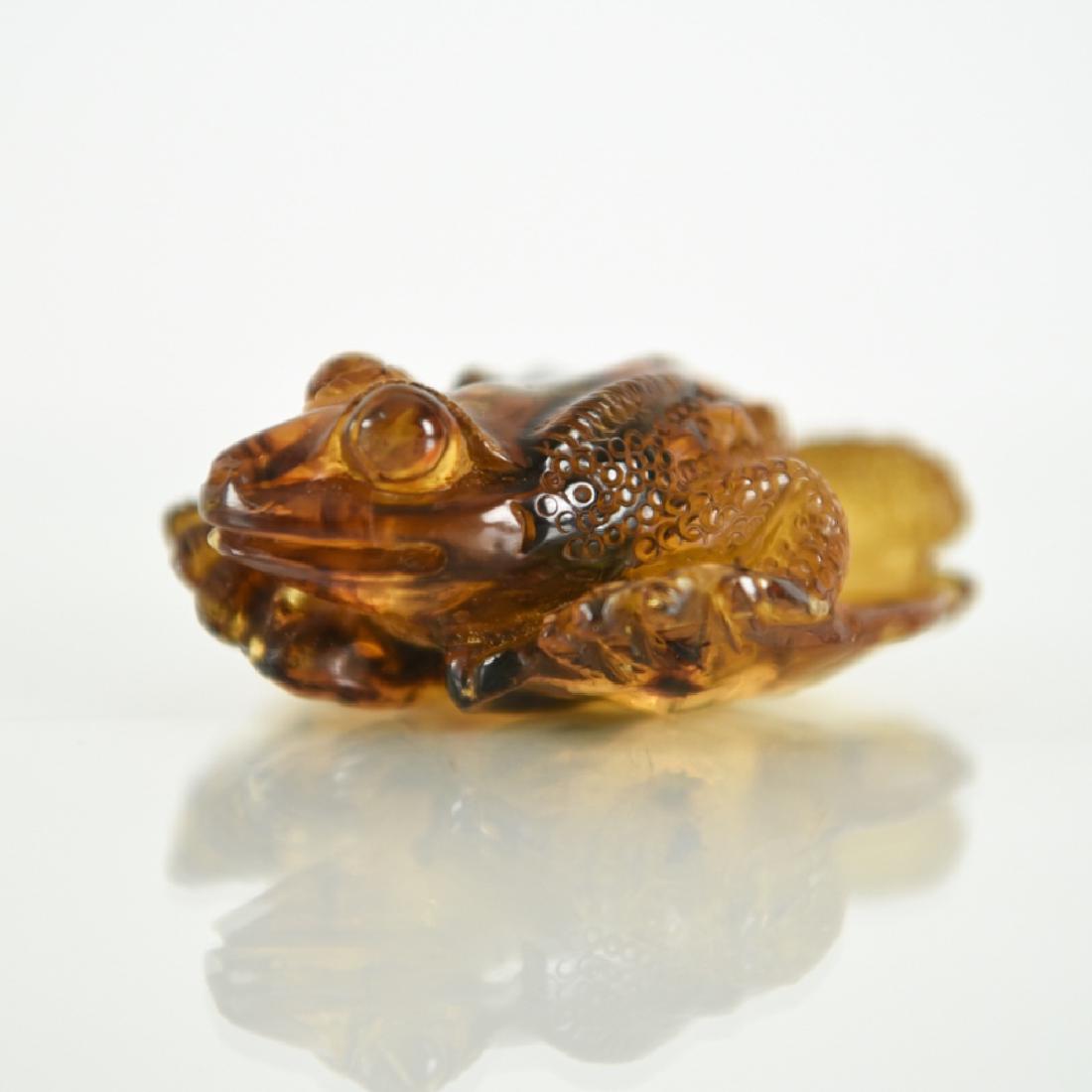 CARVED AMBER FROG (1 of 6)