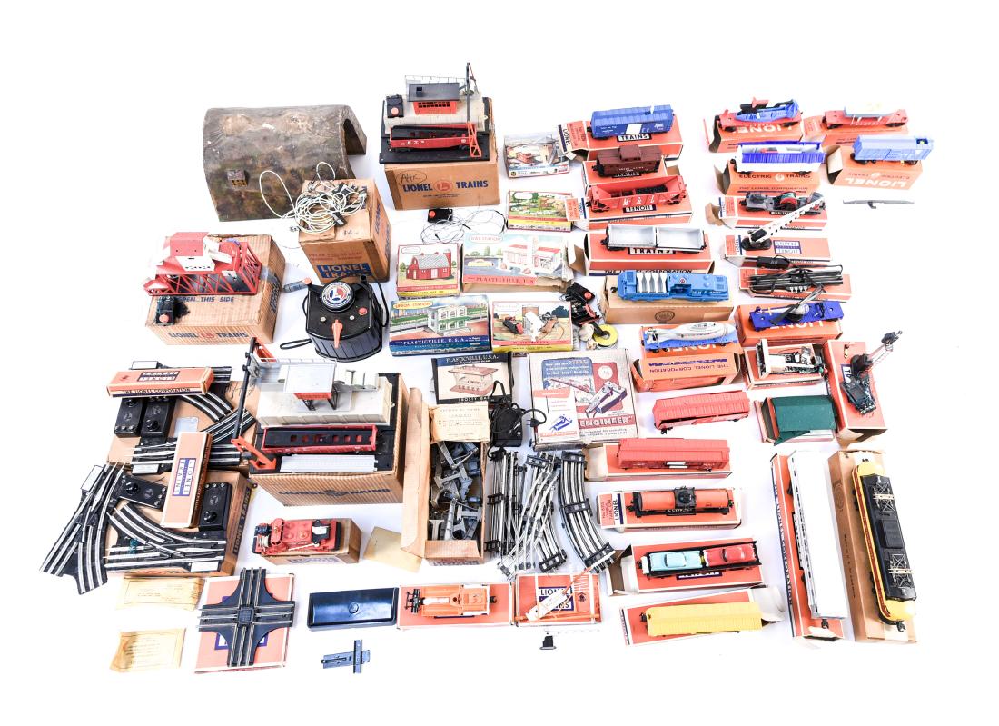 1950S EXTENSIVE LIONEL TRAIN SET (1 of 17)