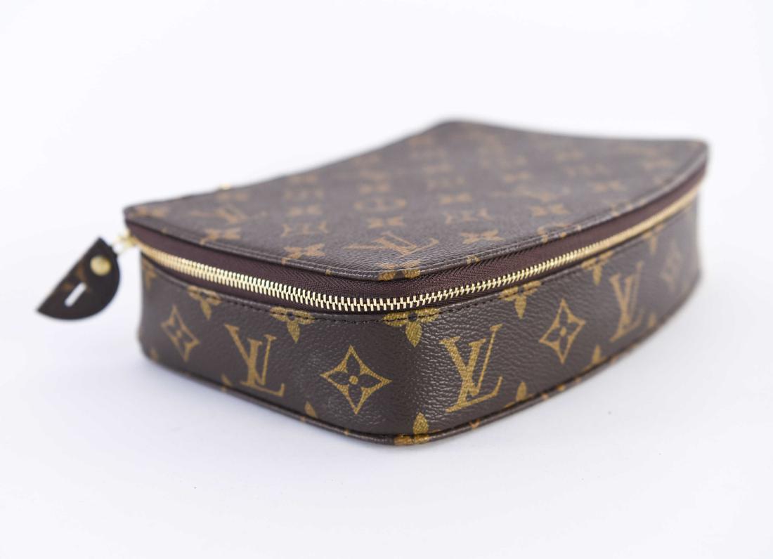 LOUIS VUITTON TRAVEL CASE (1 of 9)