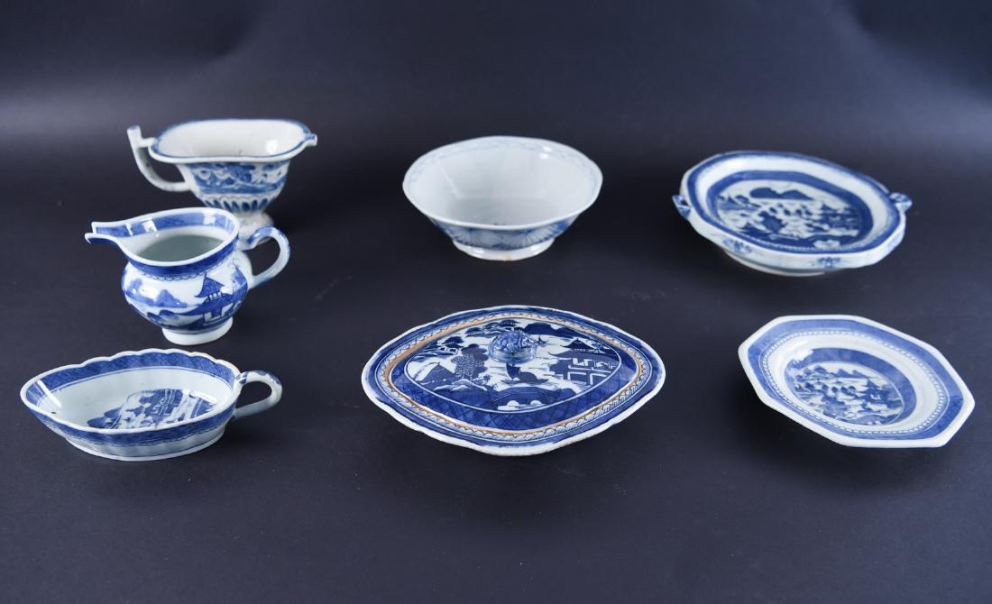 GROUPING OF BLUE AND WHITE CHINESE PORCELAIN (1 of 20)