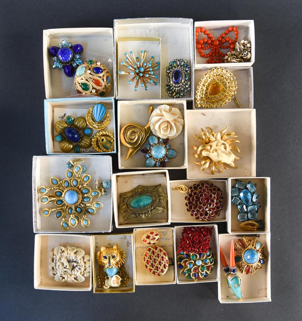 GROUPING OF COSTUME JEWELRY BROOCHES ETC.