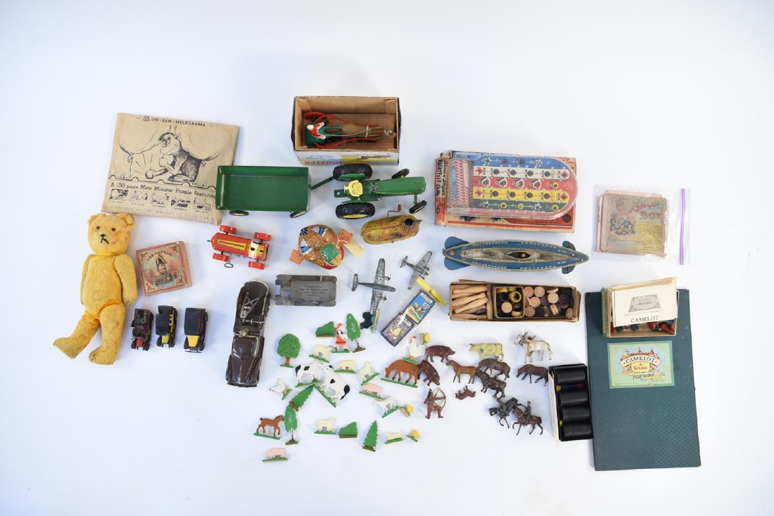 GROUPING OF VINTAGE TOYS (1 of 16)