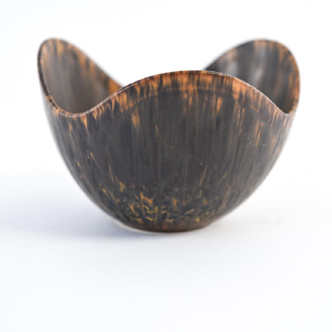 GUNNAR NYLUND CERAMIC BOWL: Signed underneath. Dimensions: H 3.5" x Dia. 5.25" Condition: Light surface scuffs.