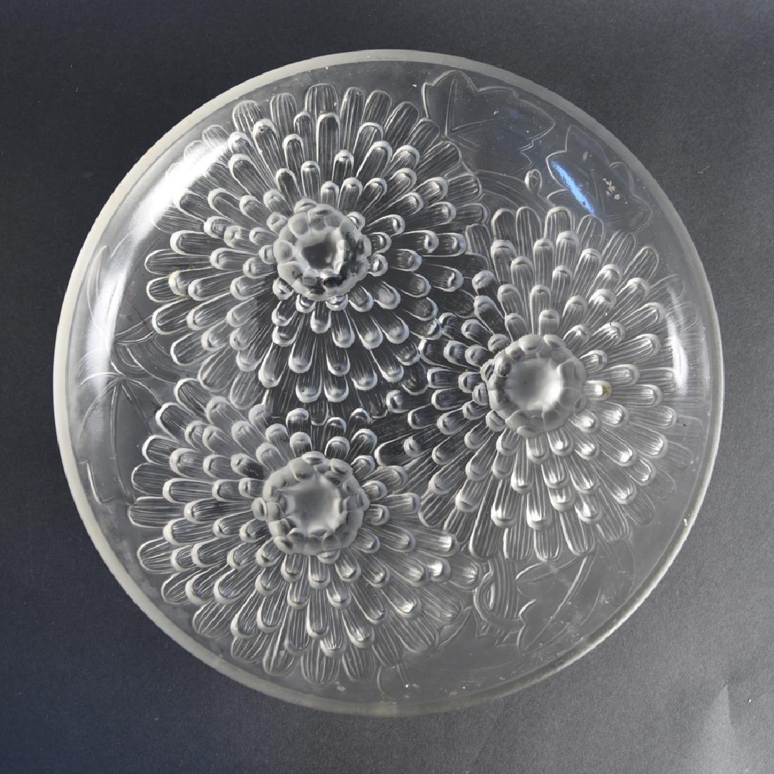 ART GLASS FLOWER DESIGN CHARGER: Dimensions: H 3" x Dia. 13.75" Condition: Surface dirt. Few minor flea bites to flower petals.