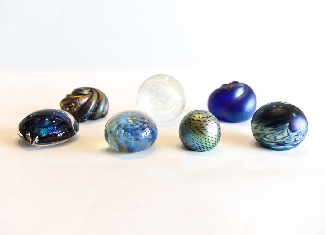 GROUPING OF ART GLASS PAPERWEIGHTS (1 of 18)