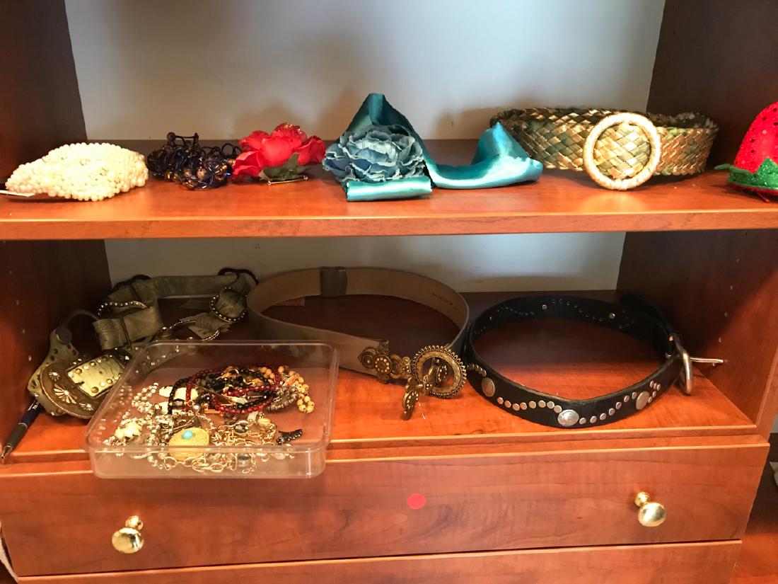 GROUPING OF WOMENS ACCESSORIES (1 of 7)