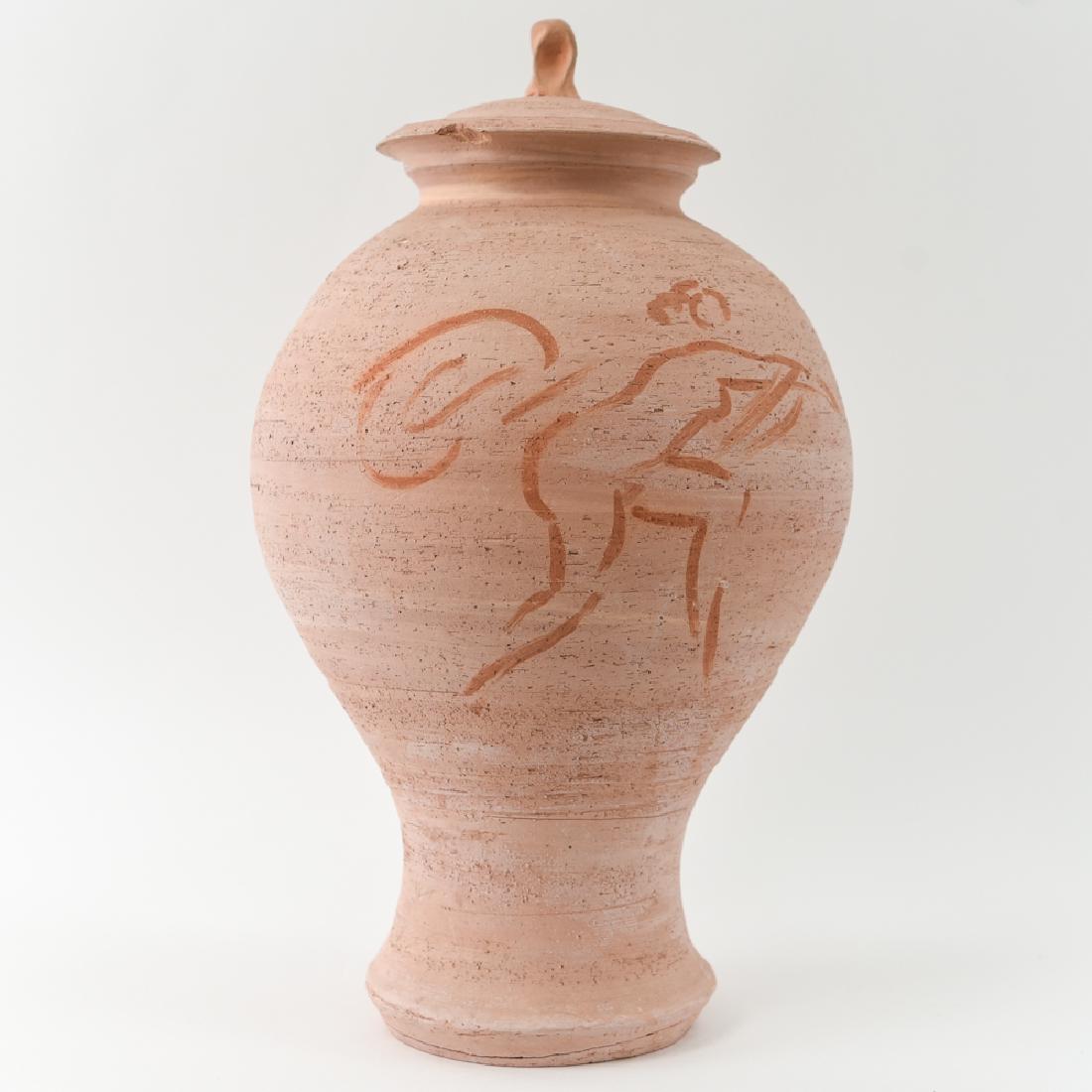 REUBEN NAKIAN LIDDED CERAMIC VASE: Marked and numbered on base. Dimensions: (With lid) H 18.5" x D 10.5" Condition: Few chips to rim of vase including rubs. Large crack to lower edge including a couple small chips. Couple small nicks t