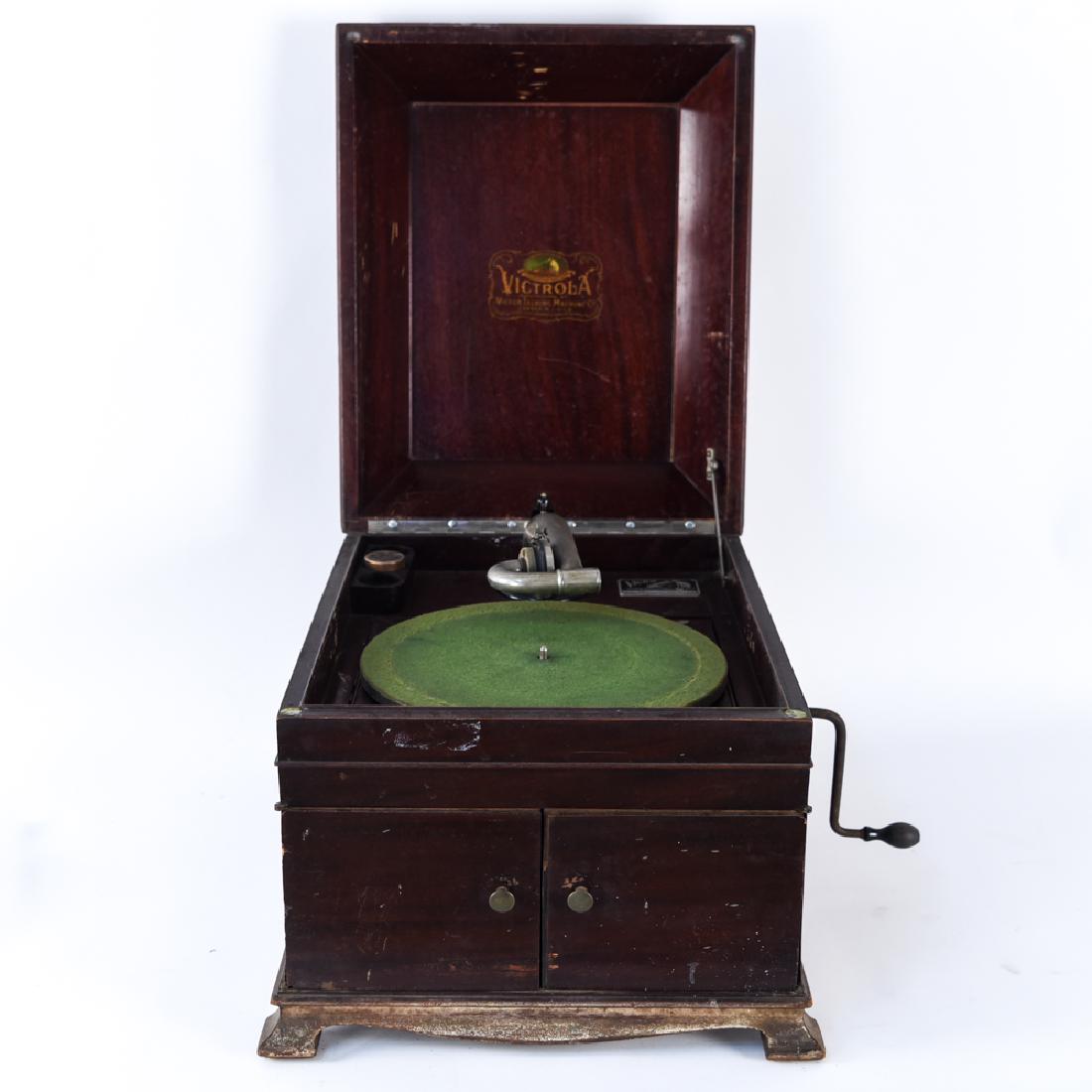 VICTOR VICTROLA: Serial number: VV-IX 295804 G. Dimensions: H 14.75" x W 20.5" x D 16.75" Condition: As is, showing wear throughout consistent with age and use. Not tested.